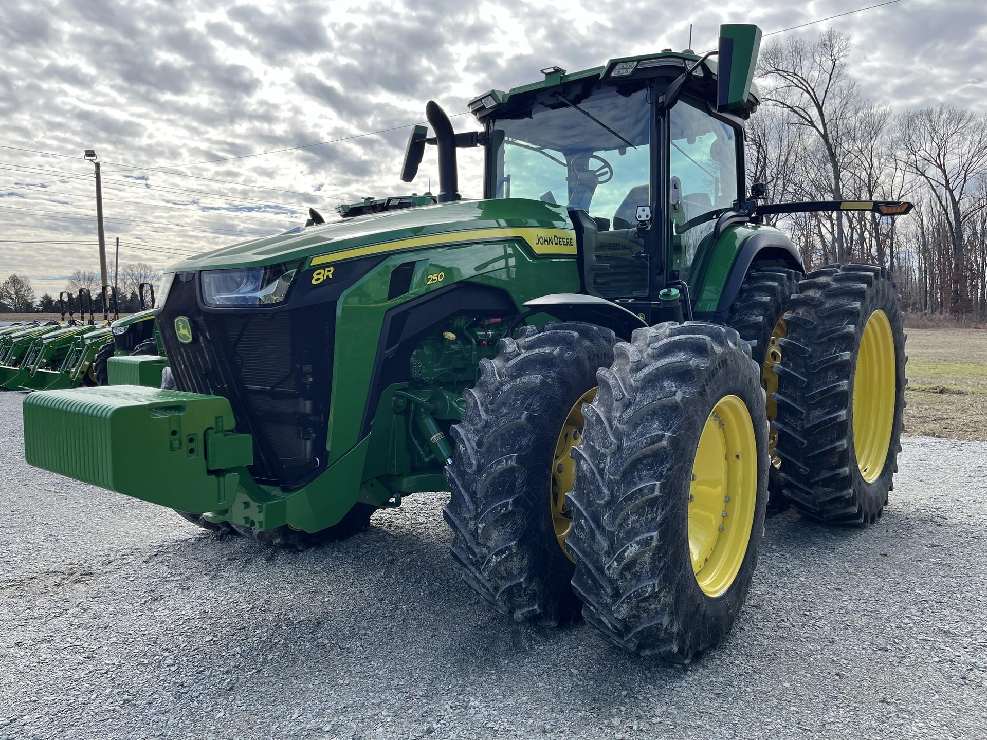 2022 John Deere 8R 250