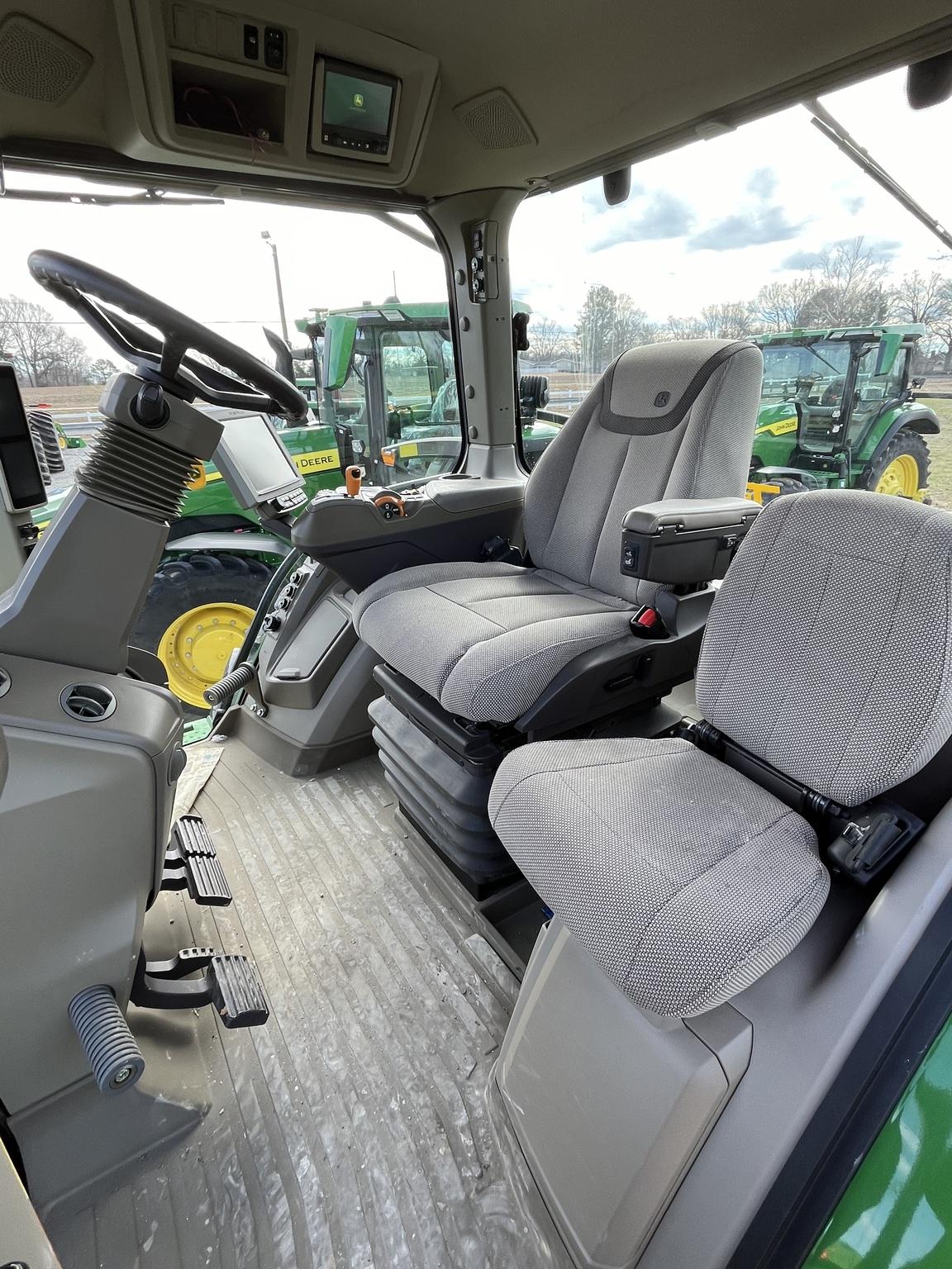 2022 John Deere 8R 250