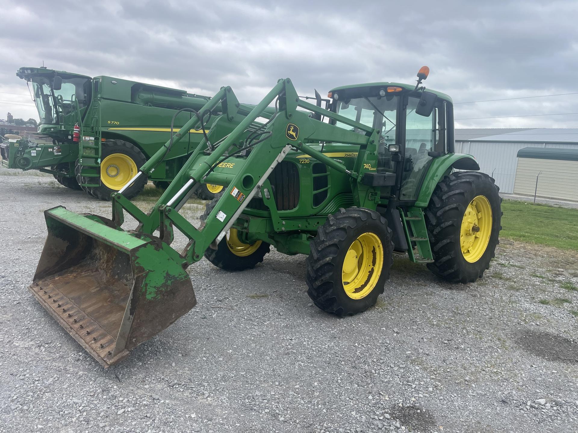 2011 John Deere 7230