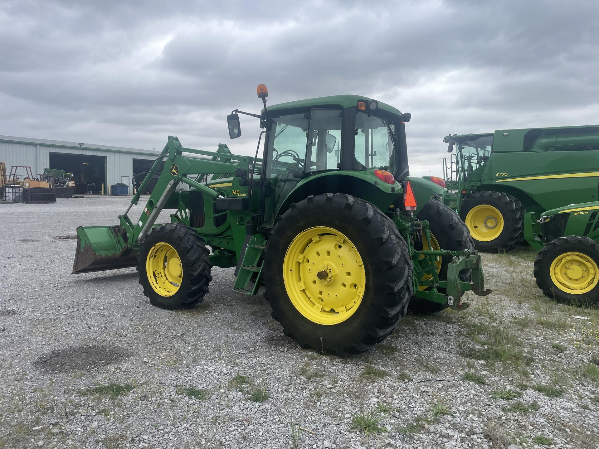 2011 John Deere 7230