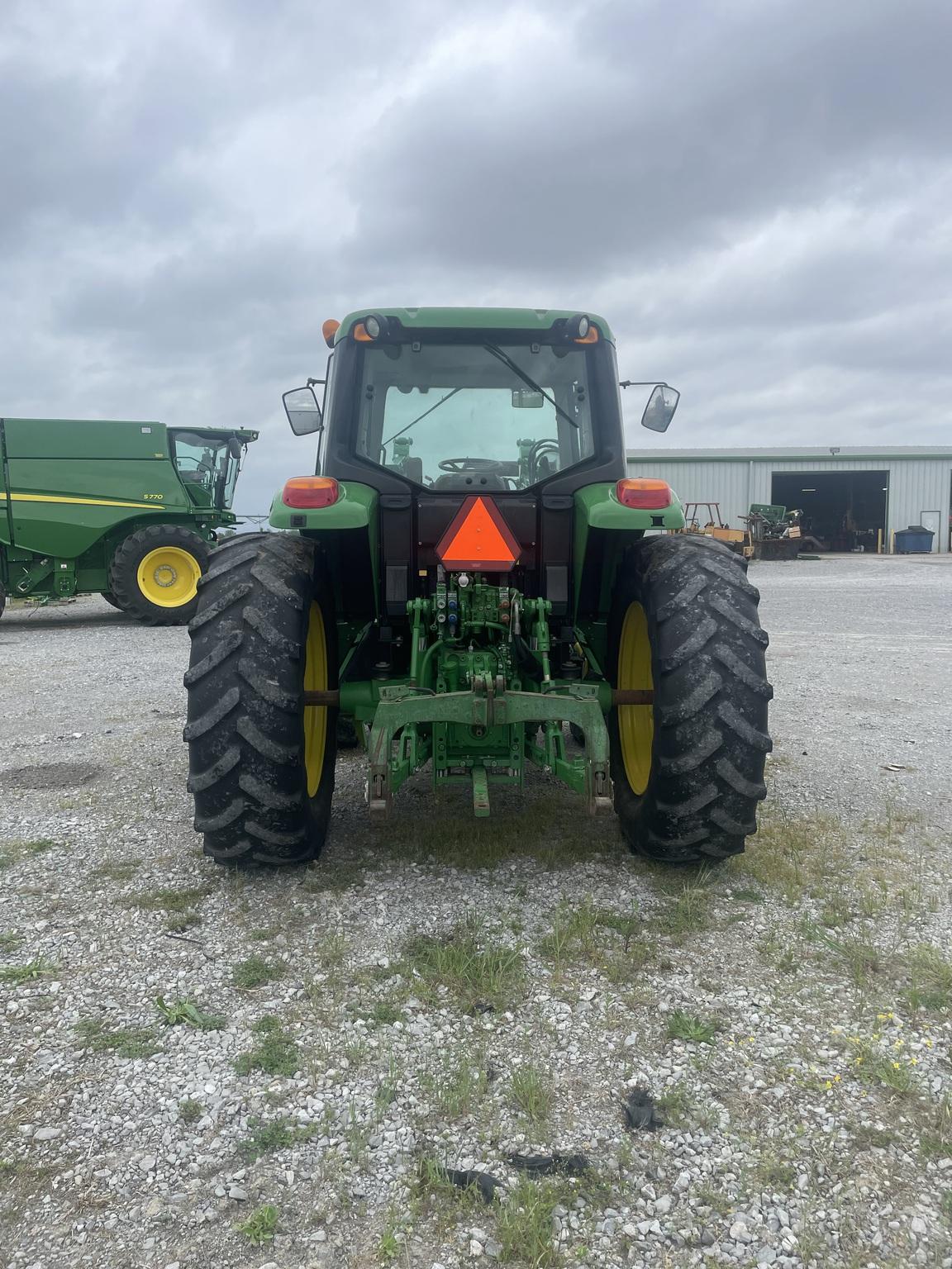 2011 John Deere 7230