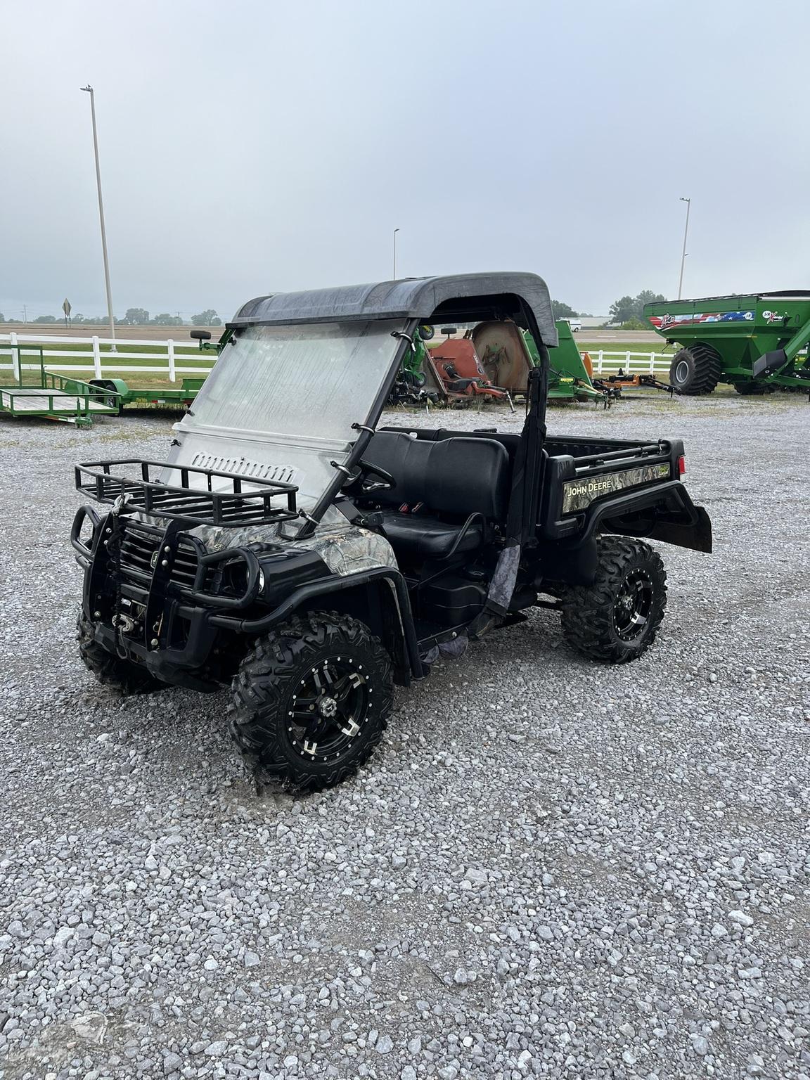 2017 John Deere 825i