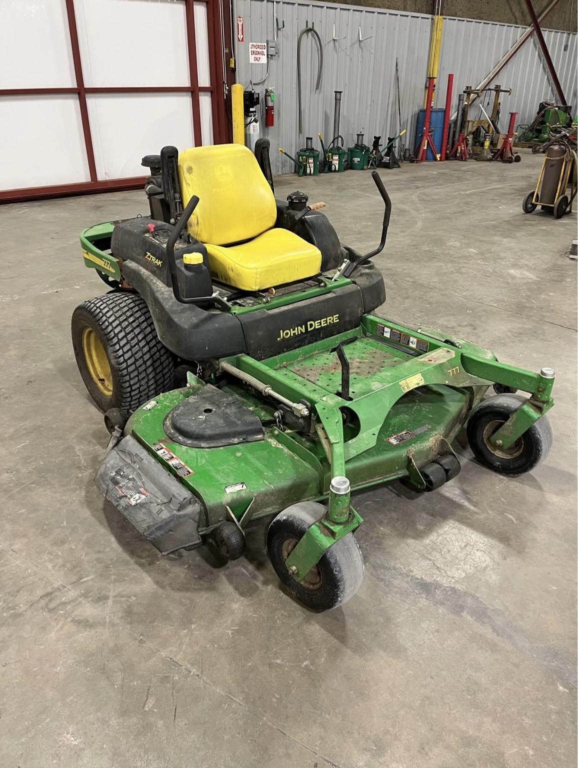 2004 John Deere 777 Image