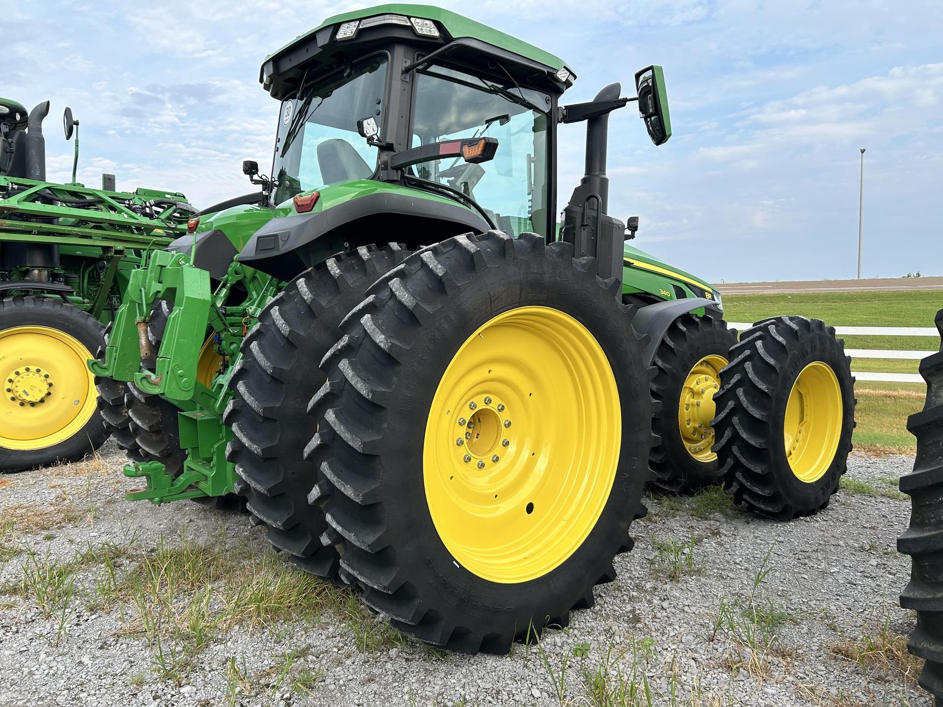 2022 John Deere 8R 340