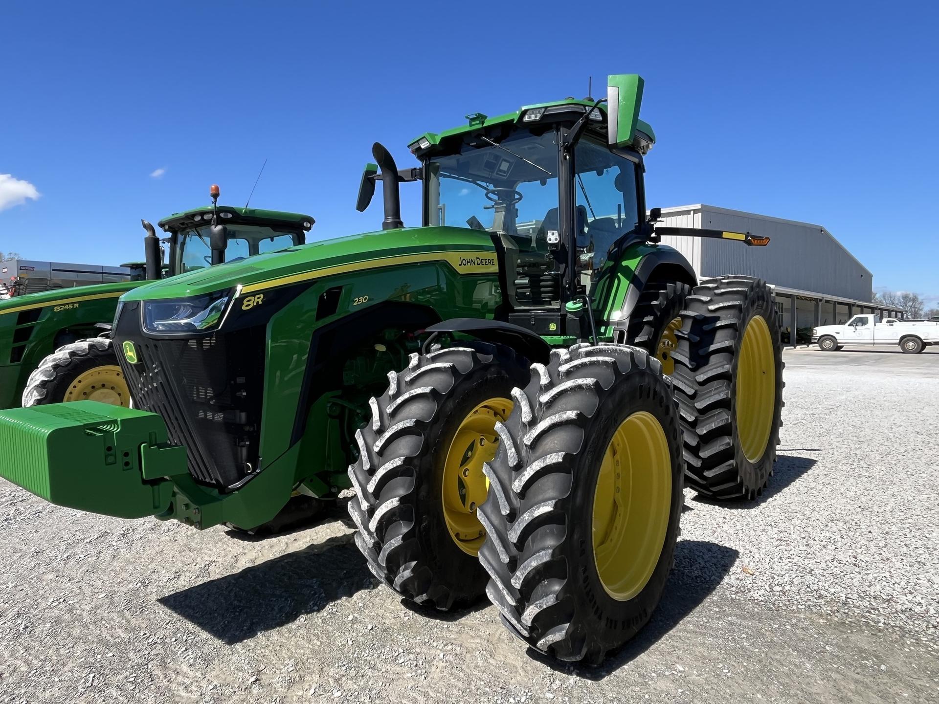 2022 John Deere 8R 230