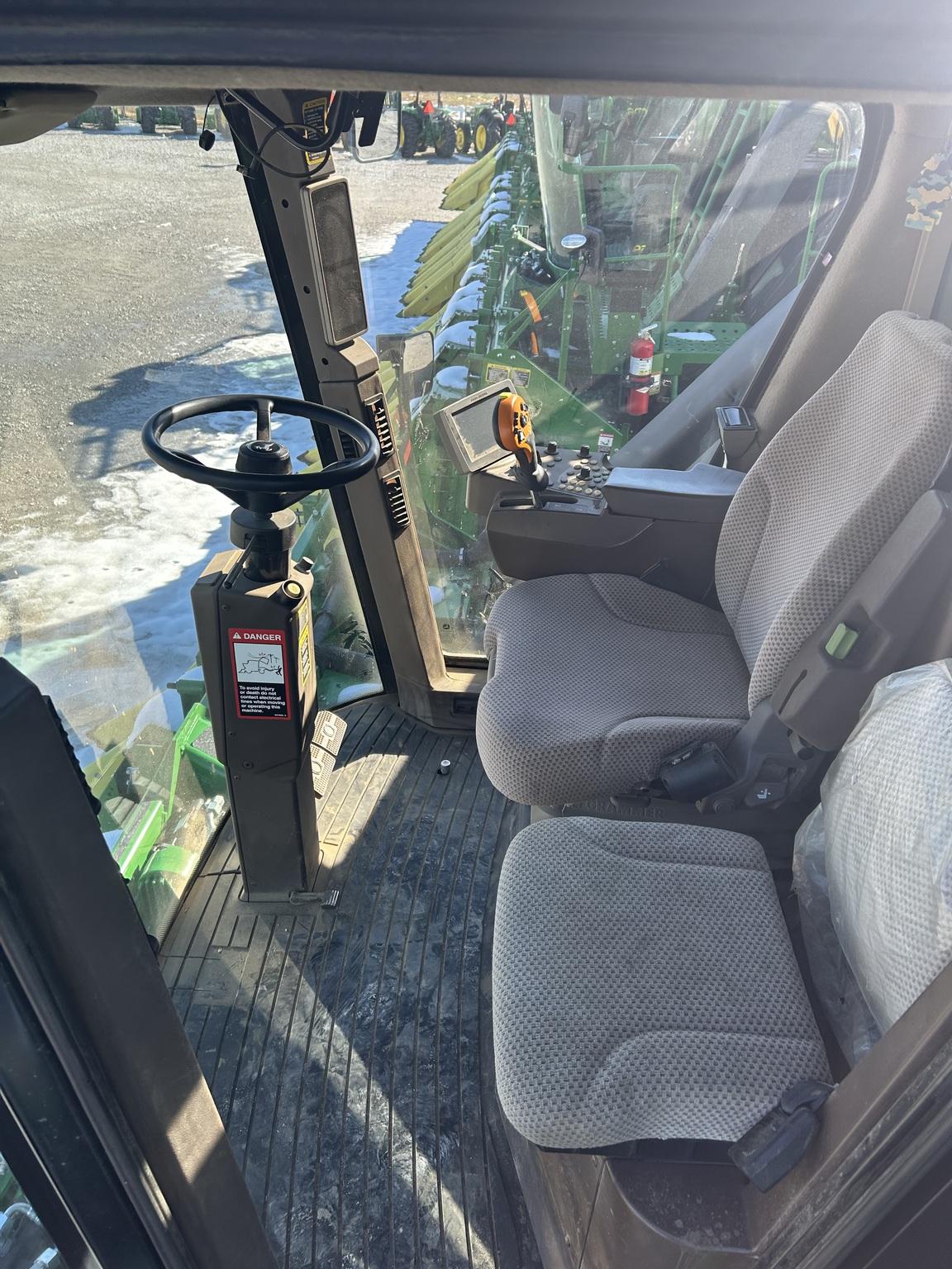 2016 John Deere CP690 Image