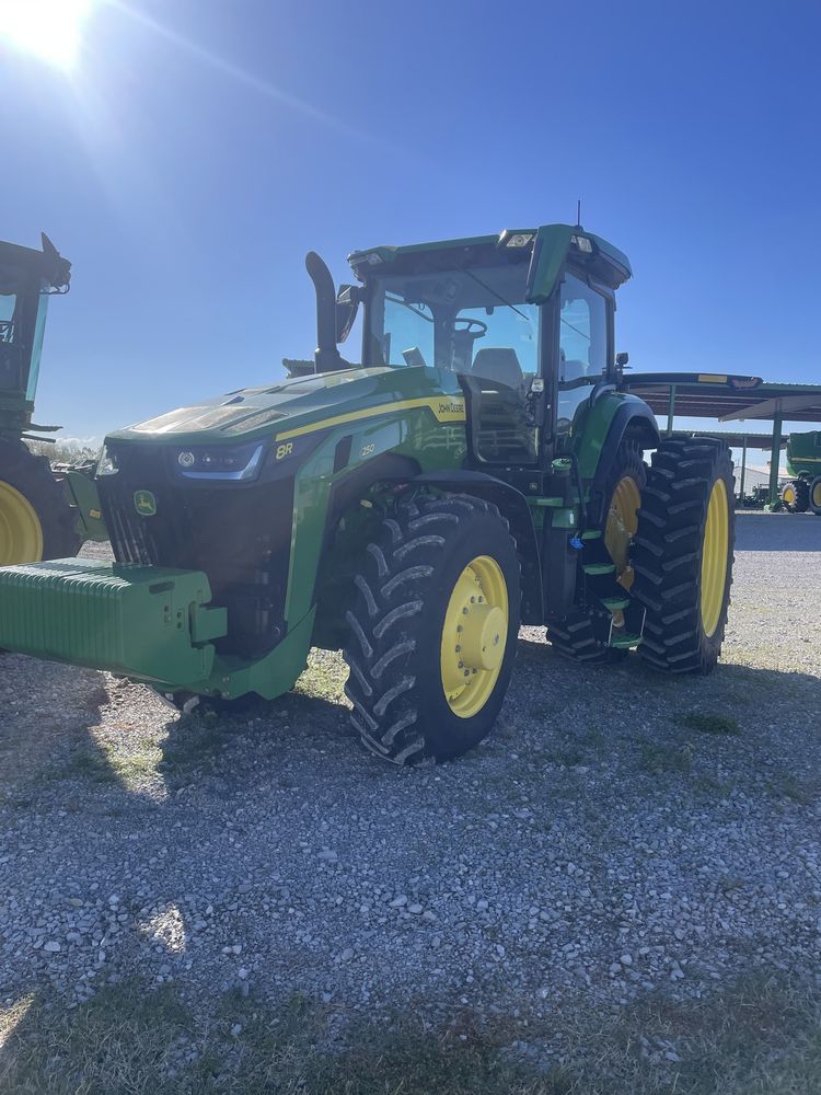 2023 John Deere 8R 250